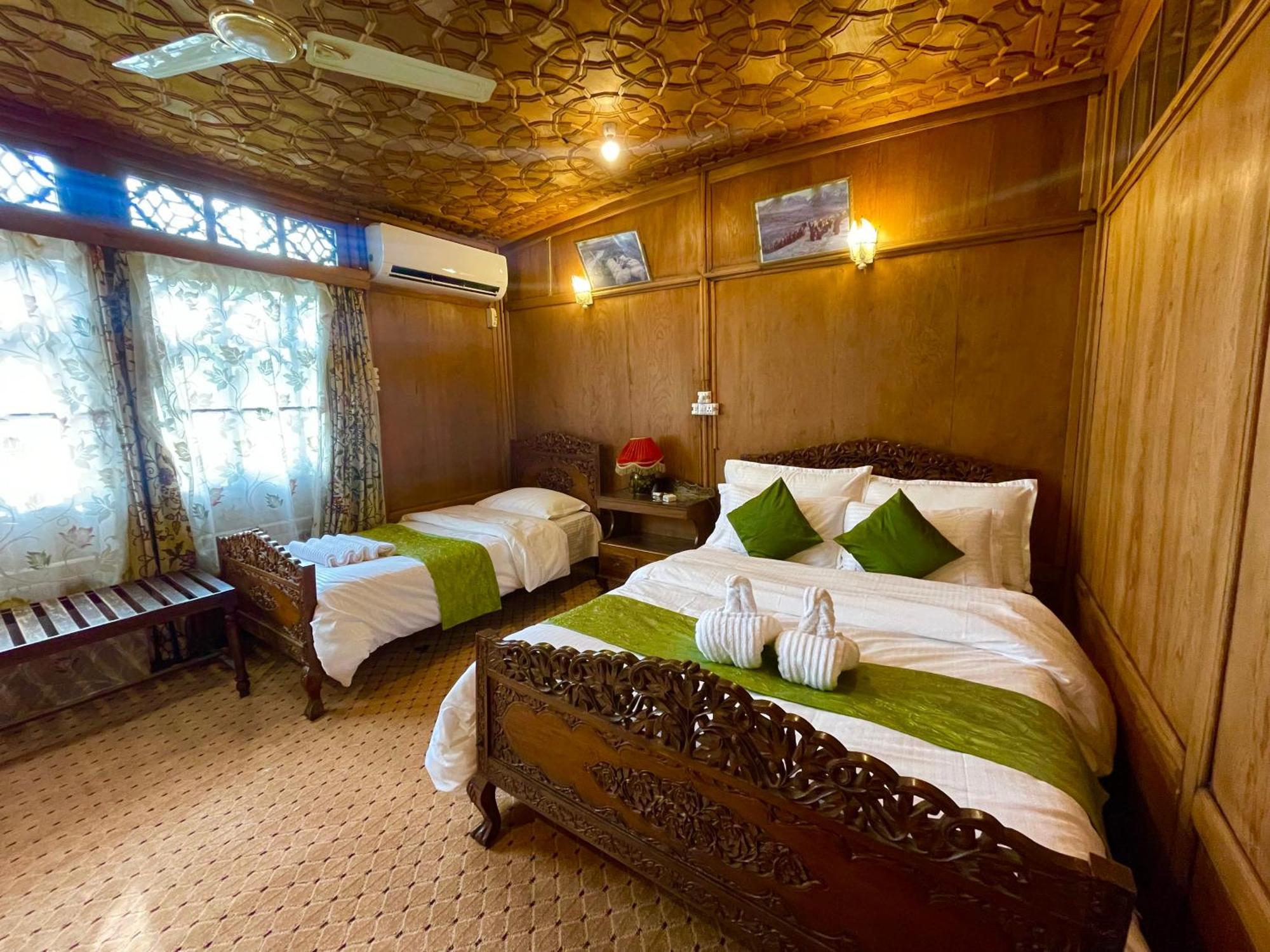 New Sea Palace Houseboats Srinagar  Exterior photo