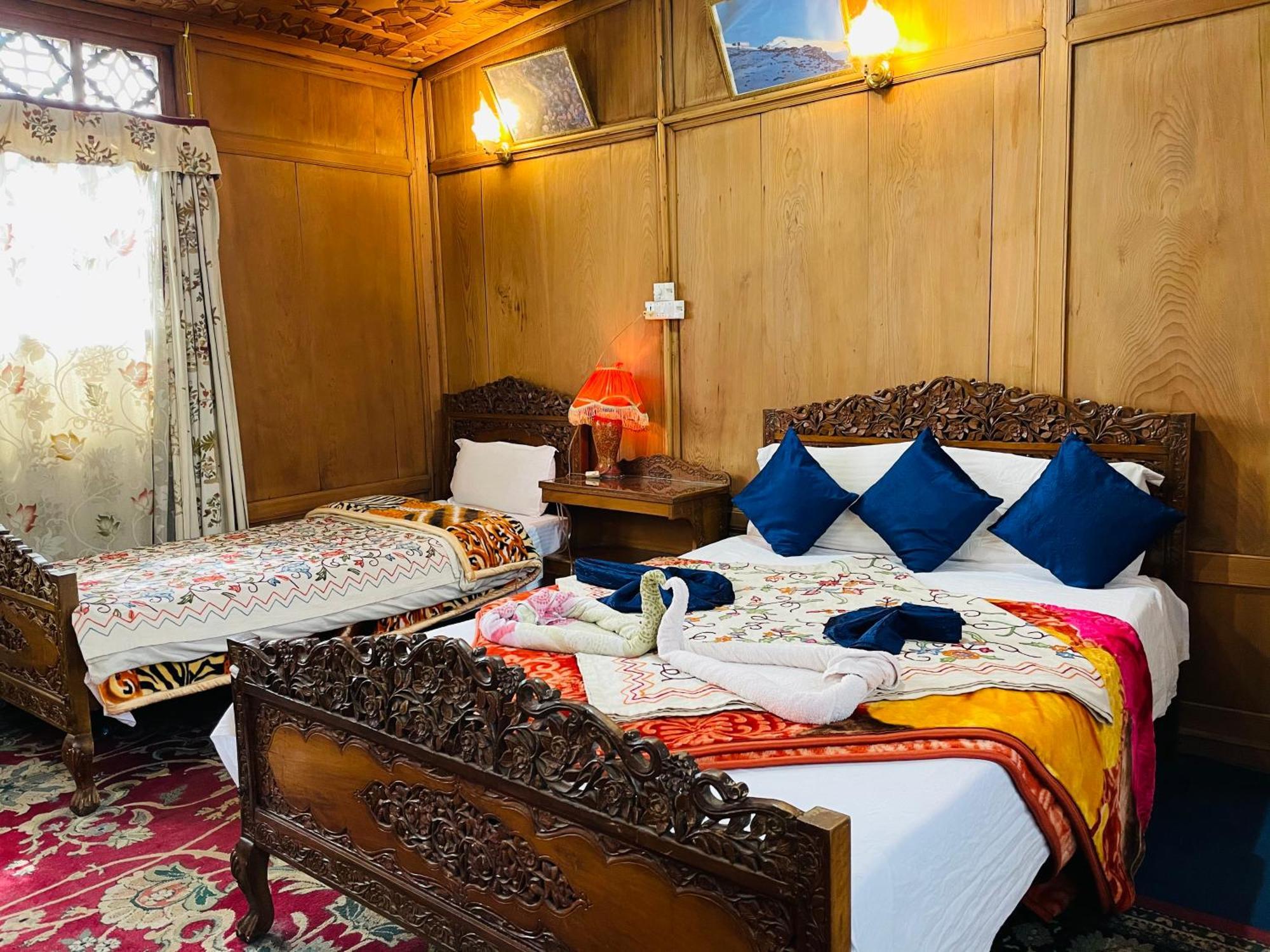 New Sea Palace Houseboats Srinagar  Exterior photo