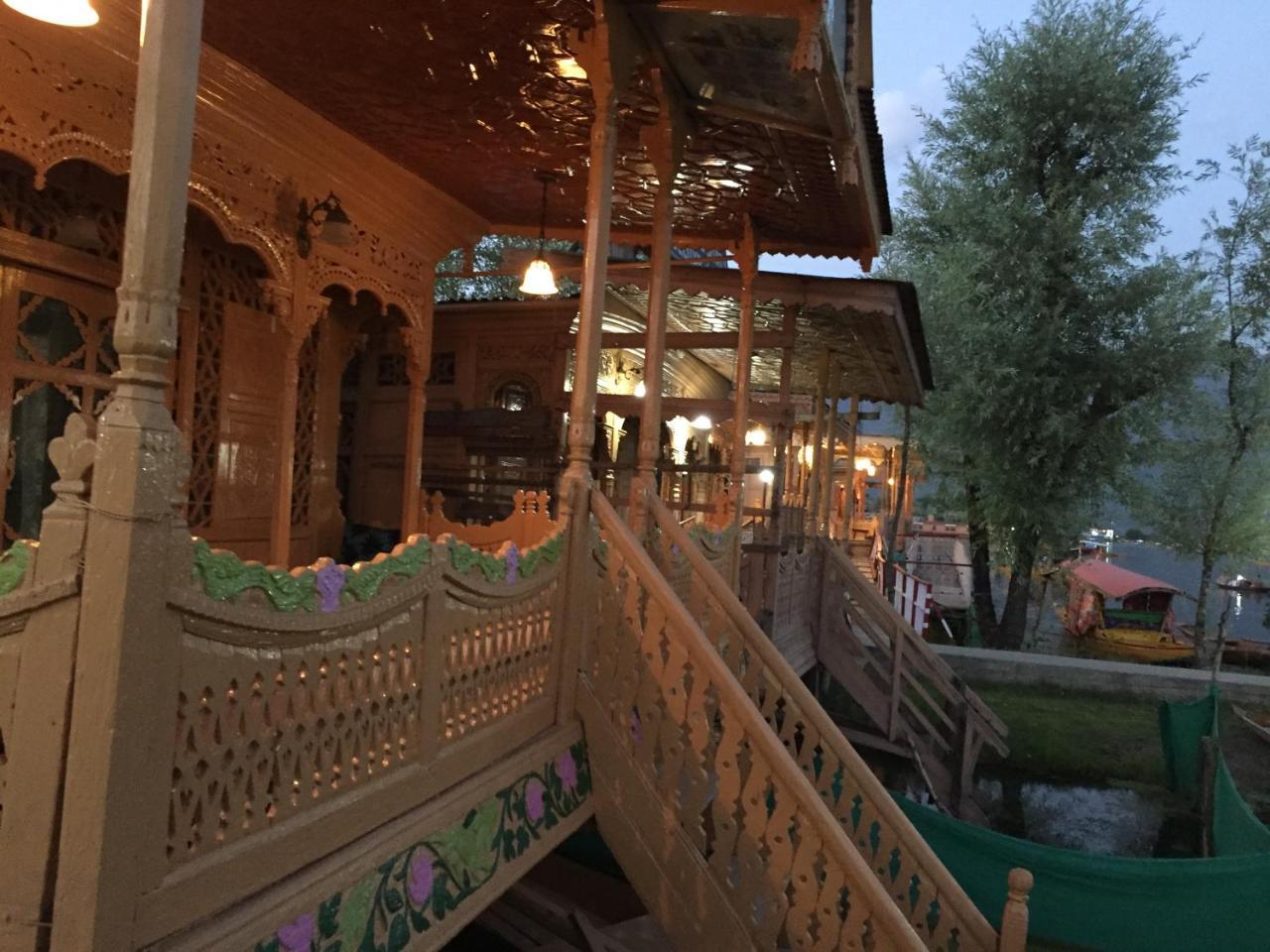 New Sea Palace Houseboats Srinagar  Exterior photo